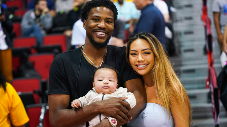 Malik Beasley et Montana Yao posant avec leur fils