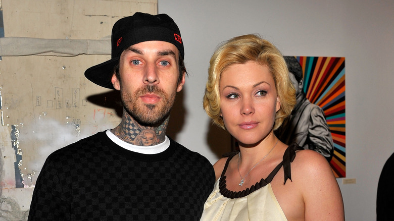 Travis Barker et Shanna Moakler posant à l'événement