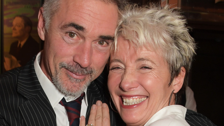 Greg Wise et Emma Thompson se serrant dans leurs bras