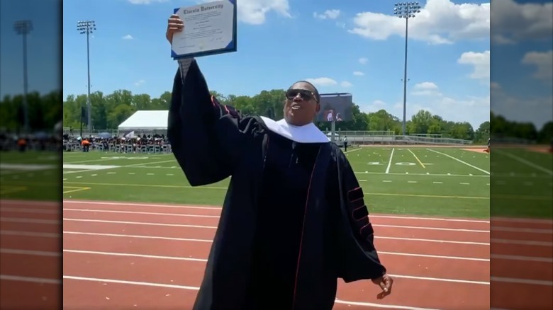 Master P célébrant son diplôme de l'Université de Lincoln