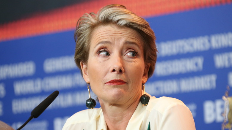 Emma Thompson avec une expression sérieuse