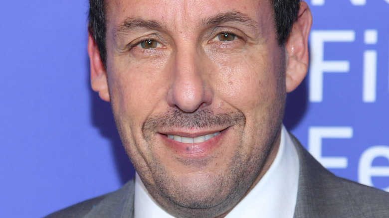 Adam Sandler révèle en plaisantant la vraie raison pour laquelle il a quitté IHOP