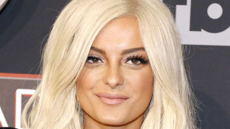 Bebe Rexha a de l’anxiété à chaque fois qu’elle va au studio.  Voici pourquoi