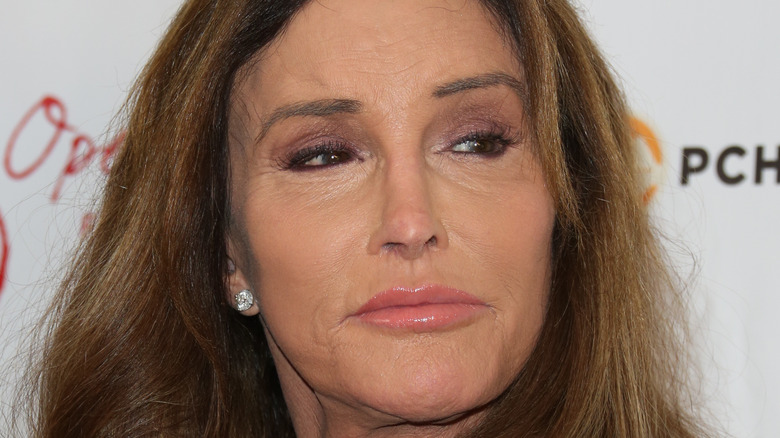 Caitlyn Jenner regarde sur le côté