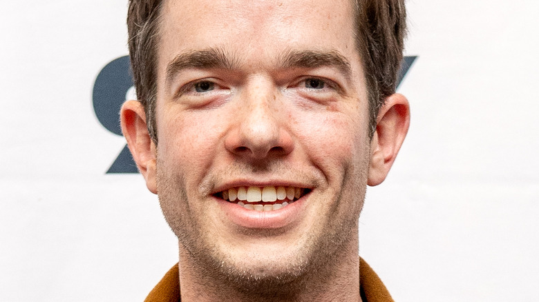 Comment John Mulaney revient à la comédie après sa réadaptation