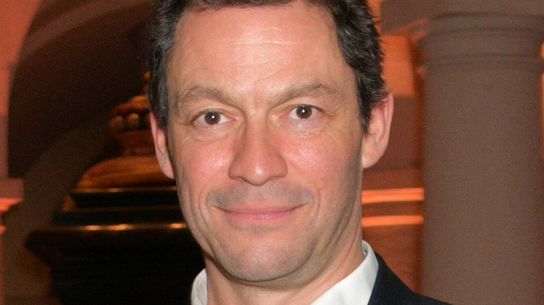 Dominic West s’inquiète de sa prochaine tournée de presse avec Lily James.  Voici pourquoi