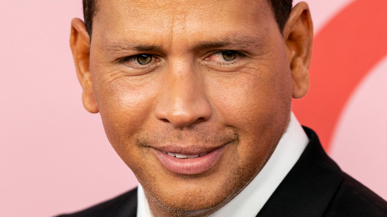 La nouvelle ligne de maquillage d’Alex Rodriguez soulève les sourcils