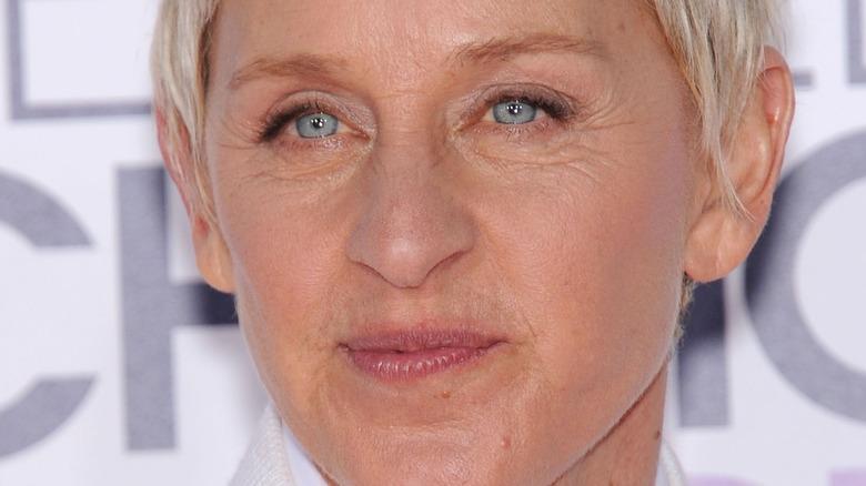 Ellen DeGeneres avec une expression neutre