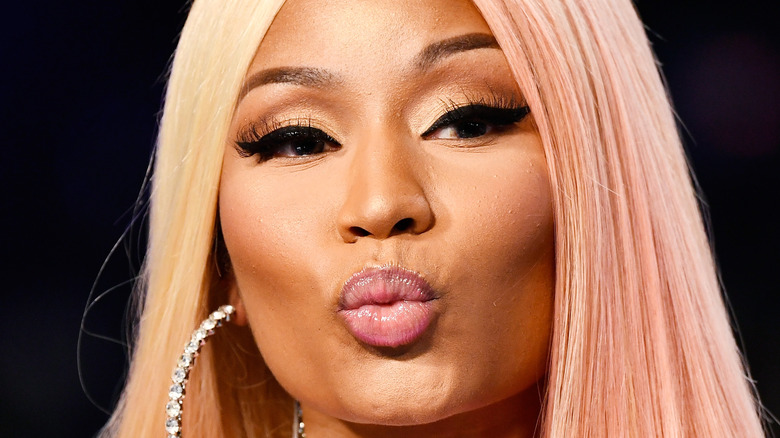 Nicki Minaj souffle un baiser