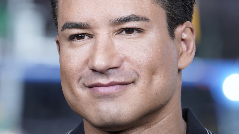 Mario Lopez regardant