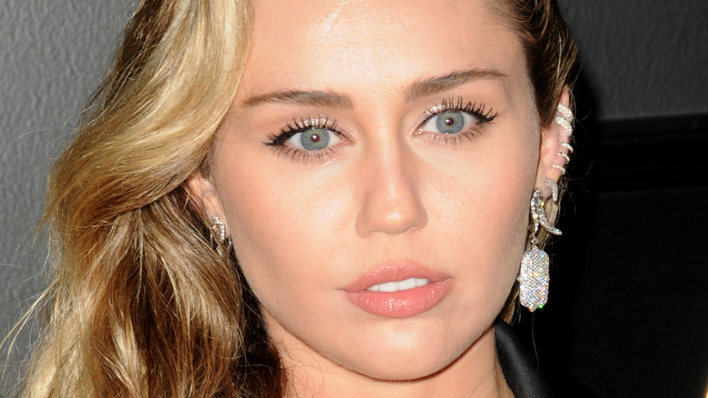 Miley Cyrus réfléchit à Liam Hemsworth