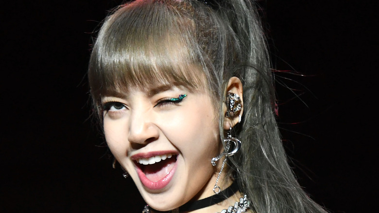 Lisa de Blackpink fait un clin d'œil sur scène