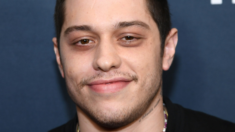 Voici comment Pete Davidson se sent vraiment à propos d’Elon Musk hébergeant SNL