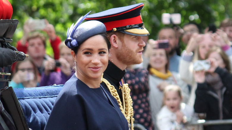 Meghan Markle et le prince Harry dans une voiture