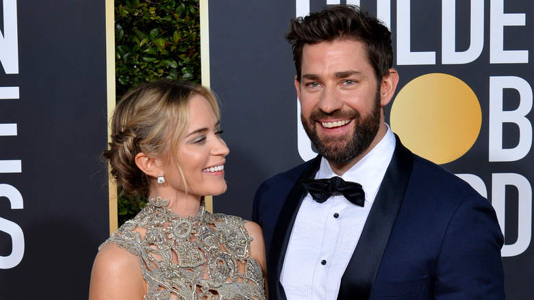 Emily Blunt et John Krasinski rient sur le tapis rouge