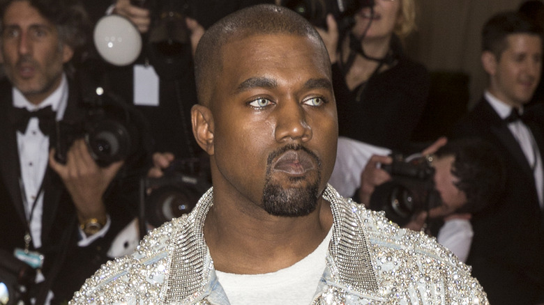 Kanye West en lentilles de contact bleues