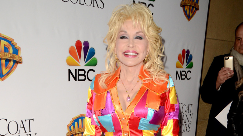 Dolly Parton souriant sur le tapis rouge