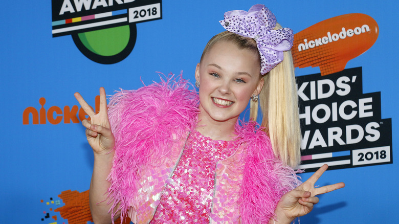 Jojo Siwa brandissant des signes de paix