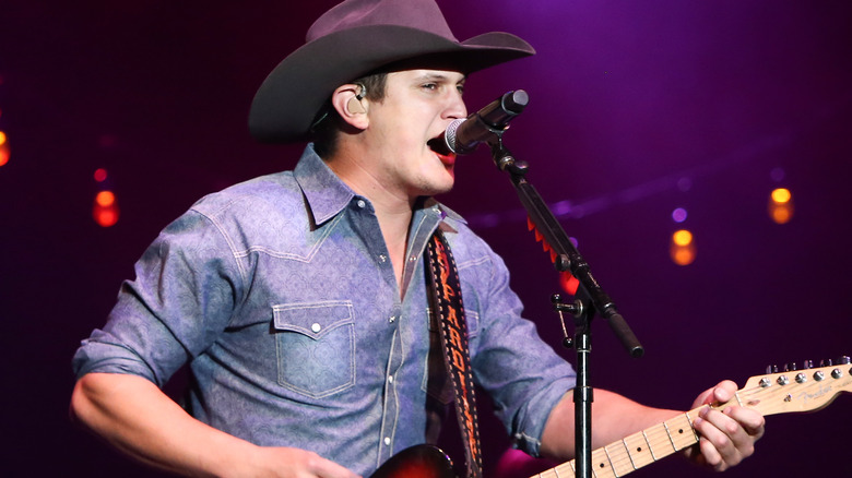 Jon Pardi souriant