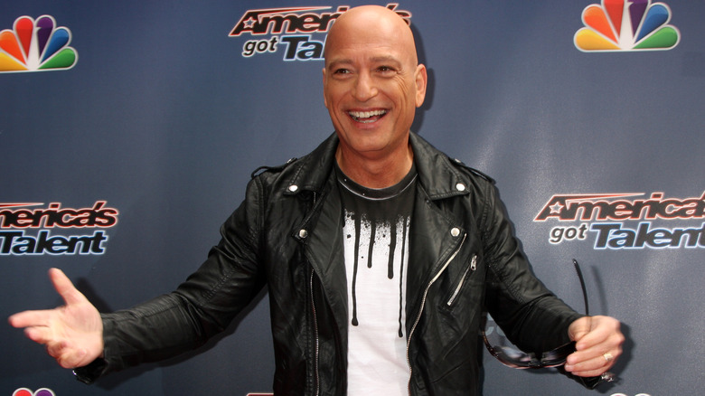 Howie Mandel sourit sur le tapis rouge