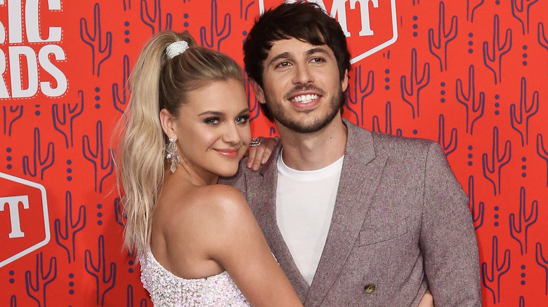 Kelsea Ballerini et Morgan Evans posant aux CMT Awards 2019