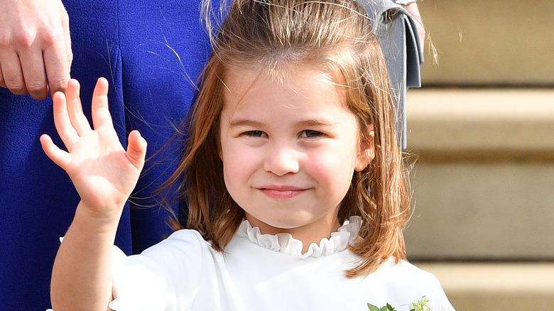 La princesse Charlotte fait signe de la main