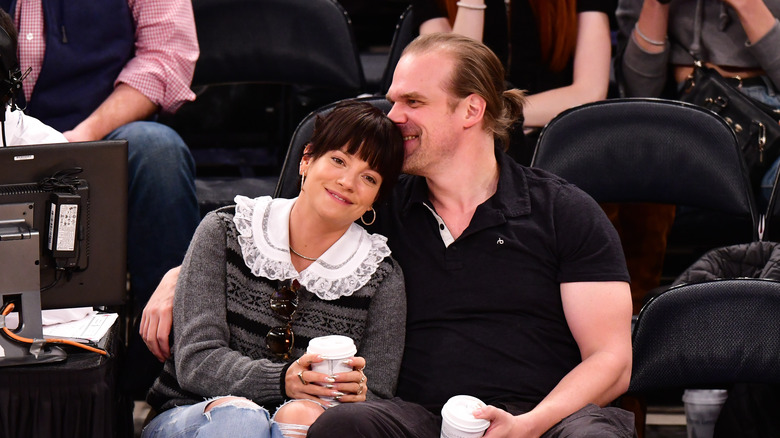 Lily Allen et David Harbour assis ensemble