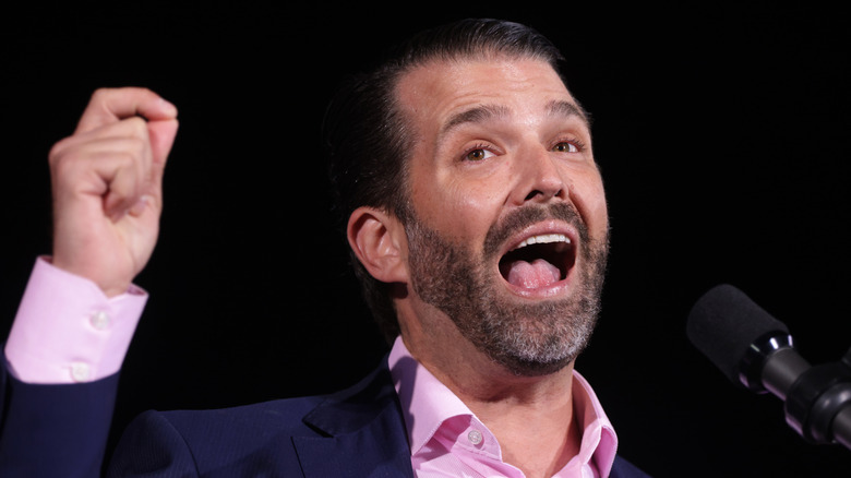 Donald Trump Jr. fait un sourire exagéré en parlant