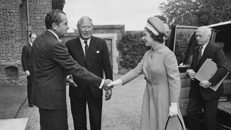 Richard Nixon serrant la main de la reine Elizabeth