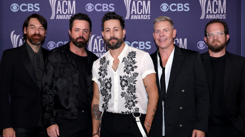 Old Dominion, photo du groupe tous ensemble, certains souriants, CMA 2020