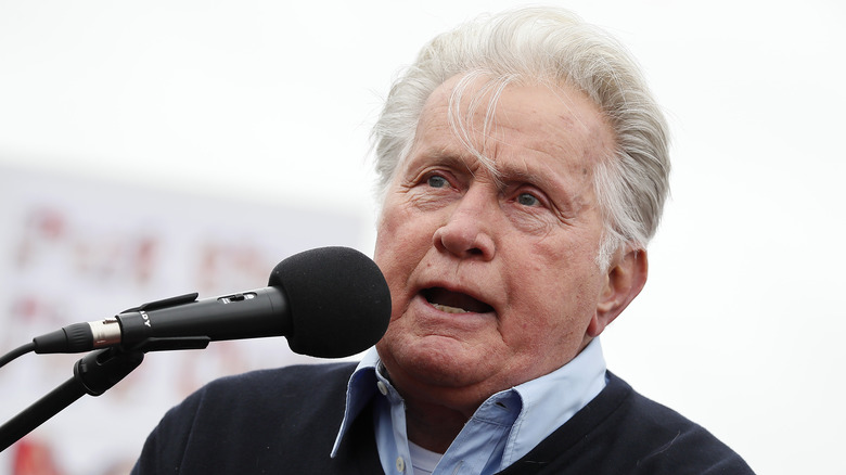 Martin Sheen parle au micro