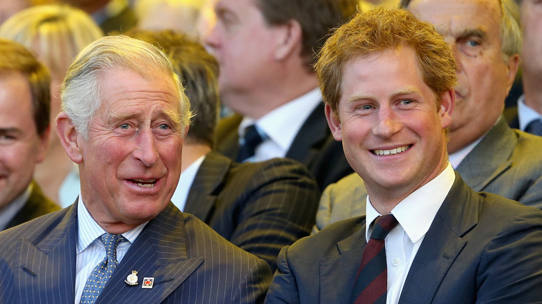 Le prince Charles et le prince Harry souriant