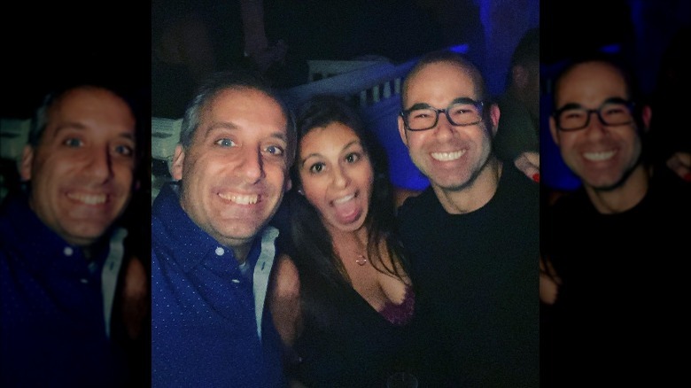 Joe Gatto, Bessy Gatto et James Murray souriant pour un selfie