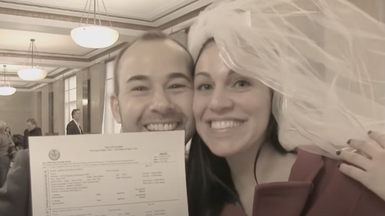 James Murray et Jenna Vulcano avec leur acte de mariage