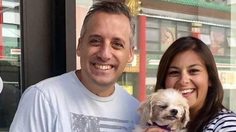 Joe Gatto et Bessy Gatto tenant un de leurs chiens