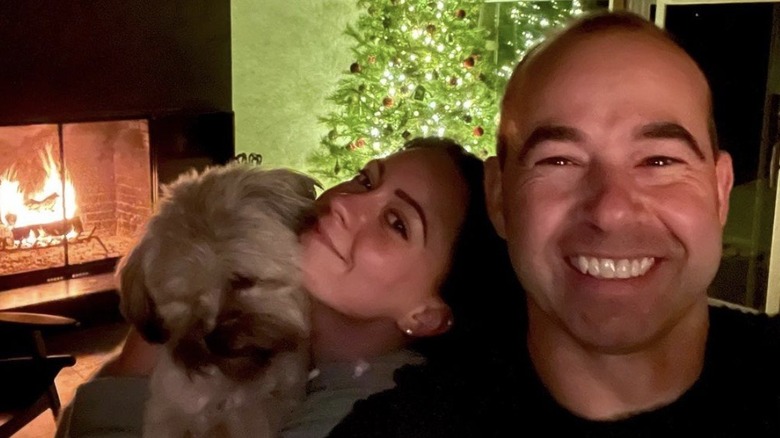 James Murray et Melyssa Davies souriant à Noël avec leur chien Penny