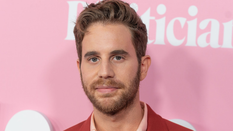 Ben Platt souriant à la première de The Politician