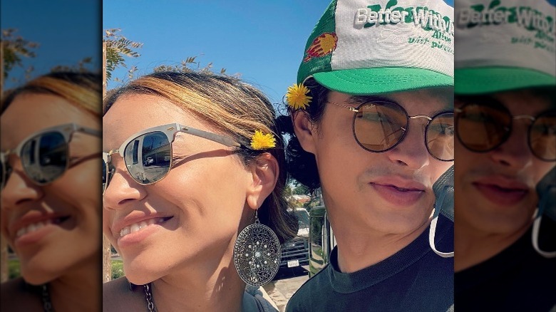 Leslie Grace et Ian Eastwood sourient dans un selfie