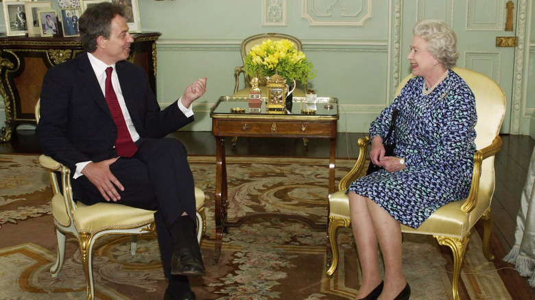 Tony Blair, la reine Elizabeth, posant