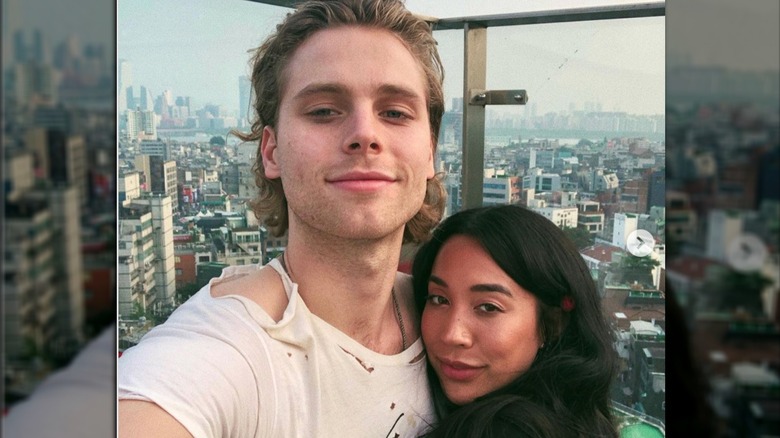 Luke Hemmings et Sierra Deaton posent pour un selfie 