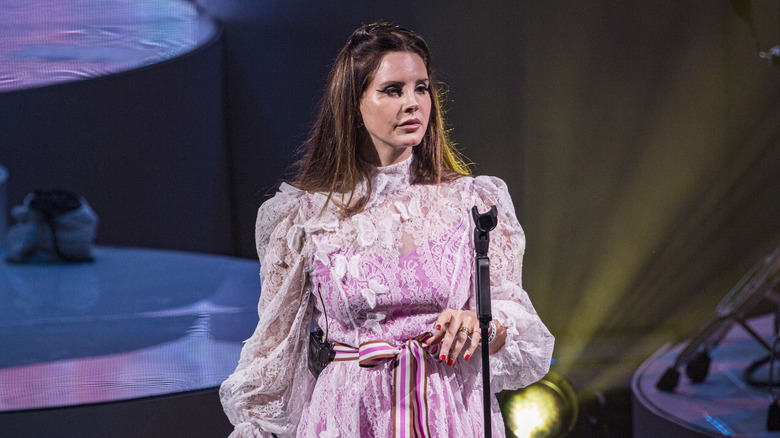 Lana Del Rey debout sur scène