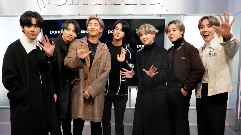 BTS, tous ensemble, souriant, saluant, l'air heureux, apparence 2020, portant des vêtements d'hiver