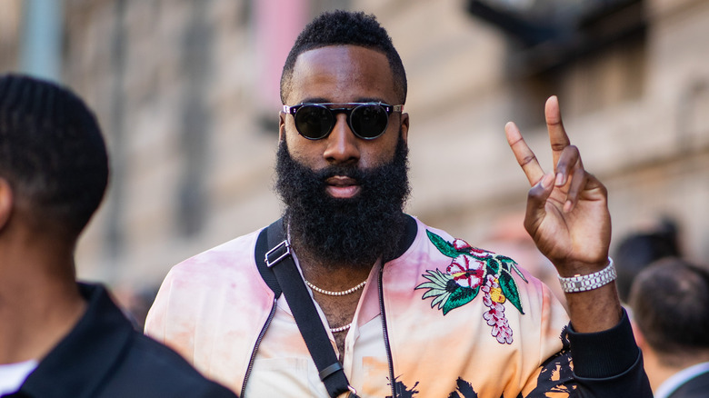 James Harden tenant le signe de la paix