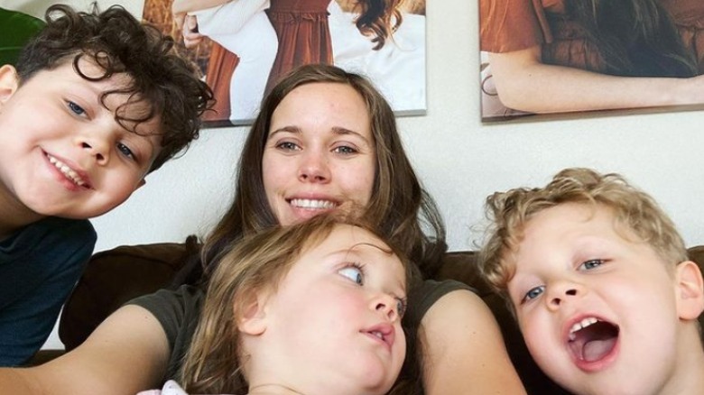 Jessa Duggar Seewald prenant un selfie avec ses enfants