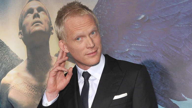 Paul Bettany tenant son oreille