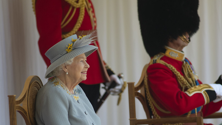 La reine Elizabeth II et le prince Edward, duc de Kent, assistant à la parade des couleurs