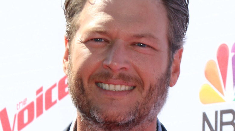 Blake Shelton sourit lors d'un événement