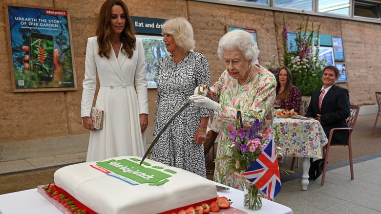 Gâteau de coupe de la reine Elizabeth II avec une épée de cérémonie