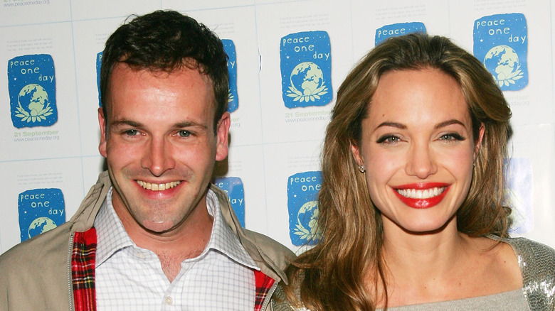 Jonny Lee Miller et Angelina Jolie souriants