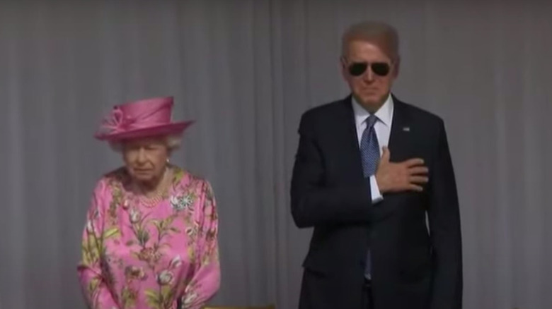 La reine Elizabeth en chapeau et Joe Biden avec des aviateurs